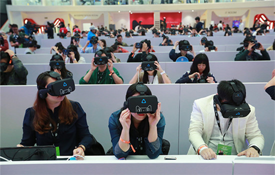 People wearing VR headsets are invited to join a VR shopping experience on Nov 11 at Shenzhen Dayun Arena. The event was launched by Tmall, an online marketplace of Alibaba. (Photo provided to China Daily) People wearing VR headsets are invited to join a VR shopping experience on Nov 11 at Shenzhen Dayun Arena. The event was launched by Tmall, an online marketplace of Alibaba. (Photo provided to China Daily)