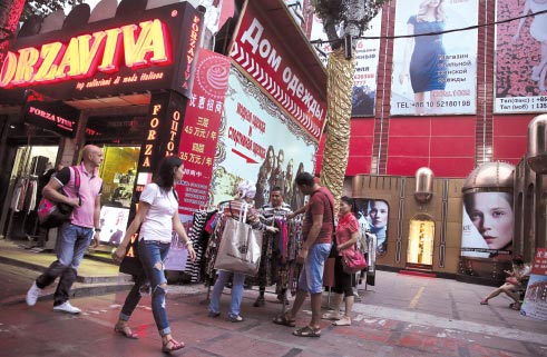 Yabao Road and its surroundings are packed with traders' stalls. It is the largest private wholesale clothing market in China aimed at customers from Russian-speaking countries. (Photo by Li Fei/China Daily) Yabao Road and its surroundings are packed with traders' stalls. It is the largest private wholesale clothing market in China aimed at customers from Russian-speaking countries. (Photo by Li Fei/China Daily)