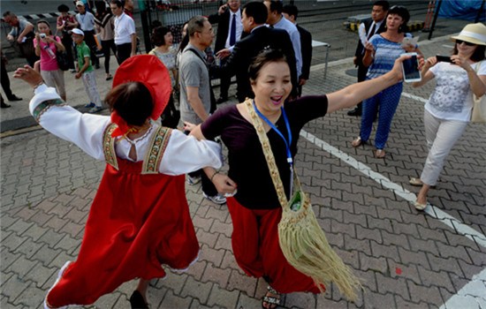 Chinese tourists on Taishan cruise ship receive a robust welcome on arrival at the port of Vladivostok, Russia. (VITALIY ANKOV / FOR CHINA DAILY) Chinese tourists on Taishan cruise ship receive a robust welcome on arrival at the port of Vladivostok, Russia. (VITALIY ANKOV / FOR CHINA DAILY)