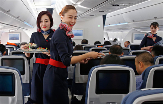 Attendants from China Eastern Airlines provide services to visitors in an aircraft simulator in Shanghai. The carrier will have a fleet of more than 820 planes by 2020. (YIN LIQIN / FOR CHINA DAILY) Attendants from China Eastern Airlines provide services to visitors in an aircraft simulator in Shanghai. The carrier will have a fleet of more than 820 planes by 2020. (YIN LIQIN / FOR CHINA DAILY)