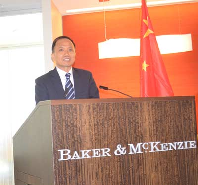 Zhao Zhenge, general representative of China Council for the Promotion of International Trade (CCPIT) USA, gives opening remarks at the Business Dialogues on Invest in America in Washington on Monday. (Yuan Yuan / For China Daily) Zhao Zhenge, general representative of China Council for the Promotion of International Trade (CCPIT) USA, gives opening remarks at the Business Dialogues on Invest in America in Washington on Monday. (Yuan Yuan / For China Daily)