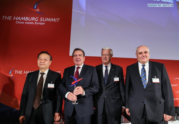 Honorary Chairman of the Hamburg Summit China Meets Europe and former German Chancellor Gerhard Schroeder (2nd L) and Li Yizhong (1st L), chairman of China Federation of Industrial Economics, pose for a photograph in Hamburg, northern Germany, Nov. 23, 2016. (Photo: Xinihua/Shan Yuqi) Honorary Chairman of the Hamburg Summit China Meets Europe and former German Chancellor Gerhard Schroeder (2nd L) and Li Yizhong (1st L), chairman of China Federation of Industrial Economics, pose for a photograph in Hamburg, northern Germany, Nov. 23, 2016. (Photo: Xinihua/Shan Yuqi)