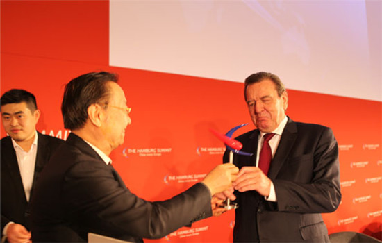 Former German chancellor Gerhard Schroder received the China-Europe Friendship Award on Wednesday in Hamburg,Germany in recognition of his outstanding achievements in cultivating relations with China. (Photo by Fu Jing/chinadaily.com.cn) Former German chancellor Gerhard Schroder received the China-Europe Friendship Award on Wednesday in Hamburg,Germany in recognition of his outstanding achievements in cultivating relations with China. (Photo by Fu Jing/chinadaily.com.cn)