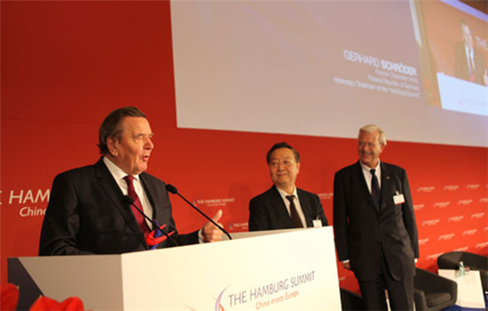 Former German chancellor Gerhard Schroder received the China-Europe Friendship Award on Wednesday in Hamburg,Germany in recognition of his outstanding achievements in cultivating relations with China. (Photo by Fu Jing/chinadaily.com.cn) Former German chancellor Gerhard Schroder received the China-Europe Friendship Award on Wednesday in Hamburg,Germany in recognition of his outstanding achievements in cultivating relations with China. (Photo by Fu Jing/chinadaily.com.cn)