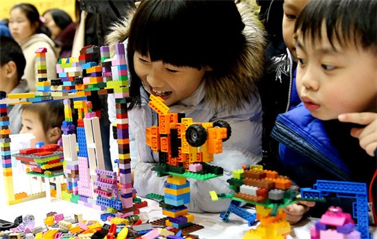 Children play LEGO games at a contest in January in Shanghai. (Photo/Xinhua) Children play LEGO games at a contest in January in Shanghai. (Photo/Xinhua)