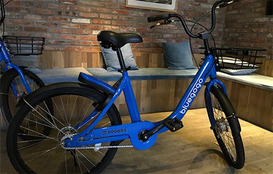 Bike-sharing startup bluegogo displayed the sample bike in Beijing on Nov 23, 2016. (Photo by Ouyang Shijia from China Daily)