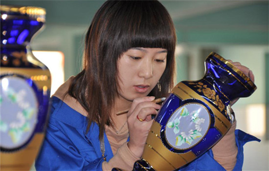 An artisan gives final touches to a vase at Honghai Glassware Co Ltd in Qixian, Shanxi province, which makes high-end products (FAN HEPING / FOR CHINA DAILY) An artisan gives final touches to a vase at Honghai Glassware Co Ltd in Qixian, Shanxi province, which makes high-end products (FAN HEPING / FOR CHINA DAILY)
