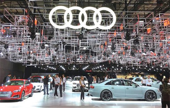 The Audi booth attracts visitors at the 2016 Paris auto show. (LI FUSHENG / CHINA DAILY) The Audi booth attracts visitors at the 2016 Paris auto show. (LI FUSHENG / CHINA DAILY)