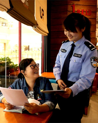 A policewoman explains how to prevent information from being stolen in a shopping mall in Shenyang, Liaoning province, in September. (HUANG JINKUN / FOR CHINA DAILY) A policewoman explains how to prevent information from being stolen in a shopping mall in Shenyang, Liaoning province, in September. (HUANG JINKUN / FOR CHINA DAILY)