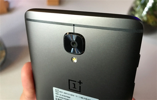 OnePlus 3T is on display during the product's China launch event held in Beijing, Nov 29, 2016. (Photo by Liu Zheng/chinadaily.com.cn) OnePlus 3T is on display during the product's China launch event held in Beijing, Nov 29, 2016. (Photo by Liu Zheng/chinadaily.com.cn)