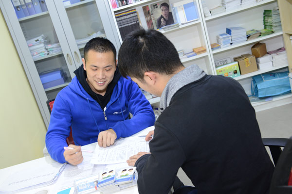 A gay man (right) prepares to have a free HIV test at a testing site jointly established by Beijing's disease control and prevention departments and Blued, a gay hookup app headquartered in the capital.(Photo by Blued/provided to China Daily) A gay man (right) prepares to have a free HIV test at a testing site jointly established by Beijing's disease control and prevention departments and Blued, a gay hookup app headquartered in the capital.(Photo by Blued/provided to China Daily)