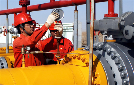 Workers replace a pressure meter at the natural gas pipeline of China National Petroleum Corp in the Qaidam Basin in Qinghai province. (WANG BO / XINHUA) Workers replace a pressure meter at the natural gas pipeline of China National Petroleum Corp in the Qaidam Basin in Qinghai province. (WANG BO / XINHUA)