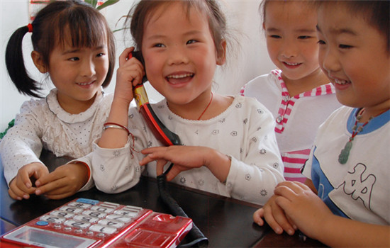 Children use a landline phone in a kindergarten in Chaohu, Anhui province. (MA FENGCHENG / FOR CHINA DAILY) Children use a landline phone in a kindergarten in Chaohu, Anhui province. (MA FENGCHENG / FOR CHINA DAILY)