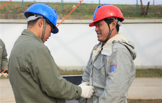 Yan Yu, son of Yan Xudong, assists him in wearing the uniform before starting work on UHV electricity cables at a UHV AC Test Base of SGCC in Wuhan, capital of Central China's Hubei province, on November 30, 2016. (Photo by Zhu Lingqing/chinadaily.com.cn) Yan Yu, son of Yan Xudong, assists him in wearing the uniform before starting work on UHV electricity cables at a UHV AC Test Base of SGCC in Wuhan, capital of Central China's Hubei province, on November 30, 2016. (Photo by Zhu Lingqing/chinadaily.com.cn)