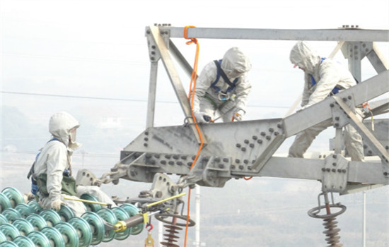 Electric operators test a new tool on UHV electricity cables at a UHV AC Test Base of SGCC in Wuhan, capital of Central China's Hubei province, on November 30, 2016. (Photo provided to chinadaily.com.cn) Electric operators test a new tool on UHV electricity cables at a UHV AC Test Base of SGCC in Wuhan, capital of Central China's Hubei province, on November 30, 2016. (Photo provided to chinadaily.com.cn)