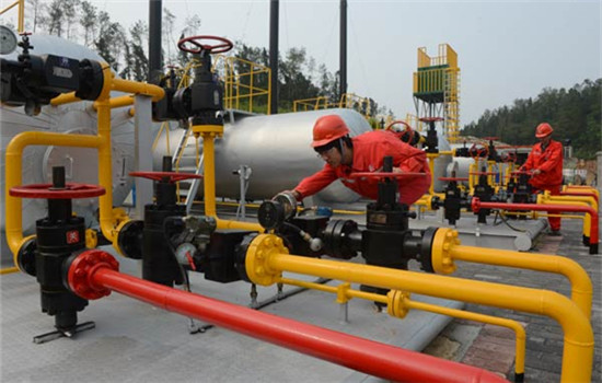 Technicians check shale gas transport facilities in Chongqing. China is believed to possess the world's biggest estimated technically recoverable shale gas resources.(Provided to China Daily) Technicians check shale gas transport facilities in Chongqing. China is believed to possess the world's biggest estimated technically recoverable shale gas resources.(Provided to China Daily)