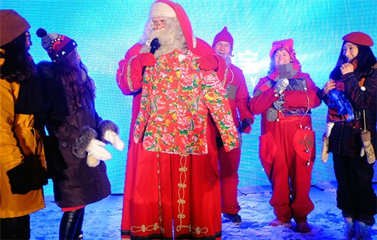 Merchants and Chinese tourists attend the opening ceremony of the 12.12 shopping festival at Santa Claus village in Rovaniemi, Finland, on Dec 6, 2016. (Photo/China Daily) Merchants and Chinese tourists attend the opening ceremony of the 12.12 shopping festival at Santa Claus village in Rovaniemi, Finland, on Dec 6, 2016. (Photo/China Daily)