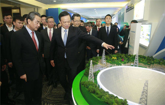 Foreign Minister Wang Yi (left front) and Secretary of Guizhou Provincial CPC Committee Chen Min'er(right front) look at a model of the radio telescope set up in Guizhou in a promotion event in Beijing on Tuesday. (Photo by Feng Yongbin/chinadaily.com.cn) Foreign Minister Wang Yi (left front) and Secretary of Guizhou Provincial CPC Committee Chen Min'er(right front) look at a model of the radio telescope set up in Guizhou in a promotion event in Beijing on Tuesday. (Photo by Feng Yongbin/chinadaily.com.cn)