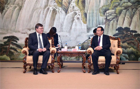 Professor Donal Bradley, head of the Mathematical, Physical and Life Sciences Division of Oxford University, talks with Xu Huimin, Suzhou Municipal Committee and secretary of CPC of Suzhou Industrial Park Working Committee on December 7. (Photo/provided to chinadaily.com.cn) Professor Donal Bradley, head of the Mathematical, Physical and Life Sciences Division of Oxford University, talks with Xu Huimin, Suzhou Municipal Committee and secretary of CPC of Suzhou Industrial Park Working Committee on December 7. (Photo/provided to chinadaily.com.cn)