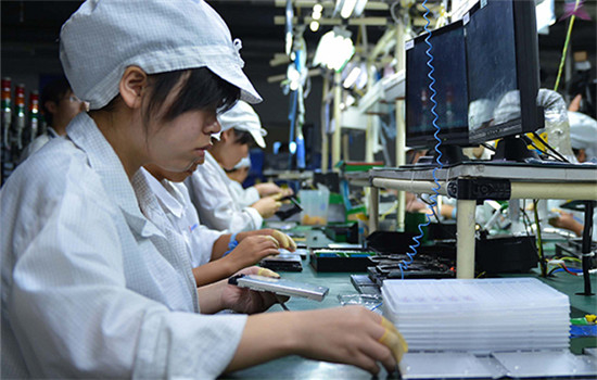 Workers assemble smartphones at a Foxconn Technology Group plant in Yantai, Shandong province. (Photo provided to China Daily) Workers assemble smartphones at a Foxconn Technology Group plant in Yantai, Shandong province. (Photo provided to China Daily)