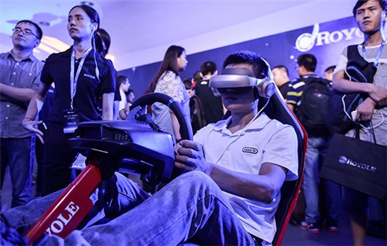 A man tries out Royole's VR device in Shenzhen, Sept 23, 2016. (Photo/Xinhua) A man tries out Royole's VR device in Shenzhen, Sept 23, 2016. (Photo/Xinhua)