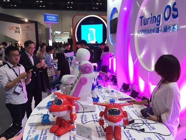 Visitors look at robots that are equipped with the Turing operation system at this year's GMIC Beijing on April 28. (Liu Zheng/chinadaily.com.cn) Visitors look at robots that are equipped with the Turing operation system at this year's GMIC Beijing on April 28. (Liu Zheng/chinadaily.com.cn)