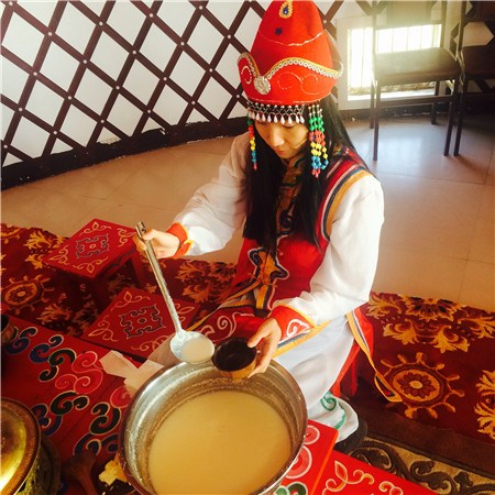 She experiences local life in Erdos, Inner Mongolia autonomous region. (Photo provided to China Daily) She experiences local life in Erdos, Inner Mongolia autonomous region. (Photo provided to China Daily)