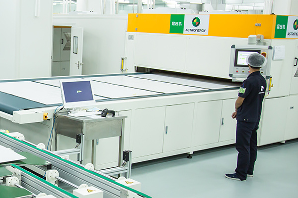 An engineer monitors the automated production line at Chint Group's photovoltaic components factory in Hangzhou, Zhejiang province. (Photo/Xinhua) An engineer monitors the automated production line at Chint Group's photovoltaic components factory in Hangzhou, Zhejiang province. (Photo/Xinhua)