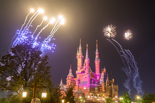 Fireworks light up a castle of the Shanghai Disney Resort. (Photo/China Daily) Fireworks light up a castle of the Shanghai Disney Resort. (Photo/China Daily)