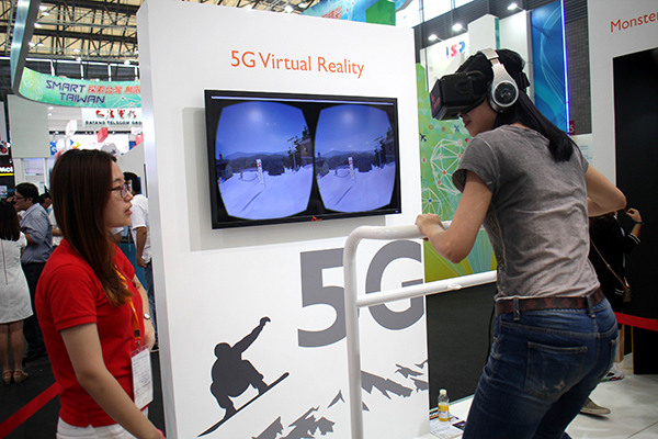 A consumer experiences a virtual reality game device that applies 5G technology at a high-tech fair held in Shanghai in May last year. (Photo/China Daily) A consumer experiences a virtual reality game device that applies 5G technology at a high-tech fair held in Shanghai in May last year. (Photo/China Daily)