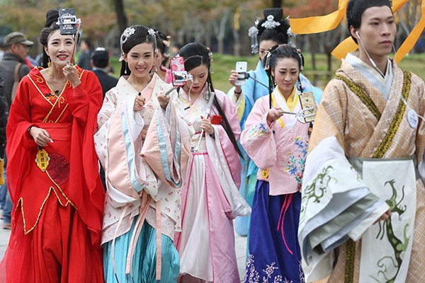 Online celebrities, dressed in ancient costume, broadcast online video live streaming during an entertainment event in Wuxi, Jiangsu province. (Photo provided to China Daily) Online celebrities, dressed in ancient costume, broadcast online video live streaming during an entertainment event in Wuxi, Jiangsu province. (Photo provided to China Daily)