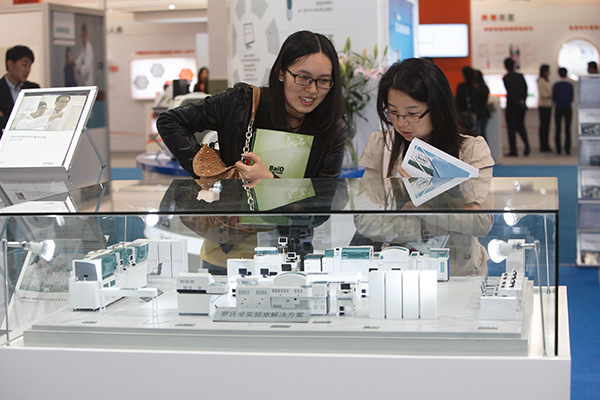 Visitors look at 3D-printed products at the Roche Group booth at a technology fair in Shanghai. (Photo/China Daily) Visitors look at 3D-printed products at the Roche Group booth at a technology fair in Shanghai. (Photo/China Daily)