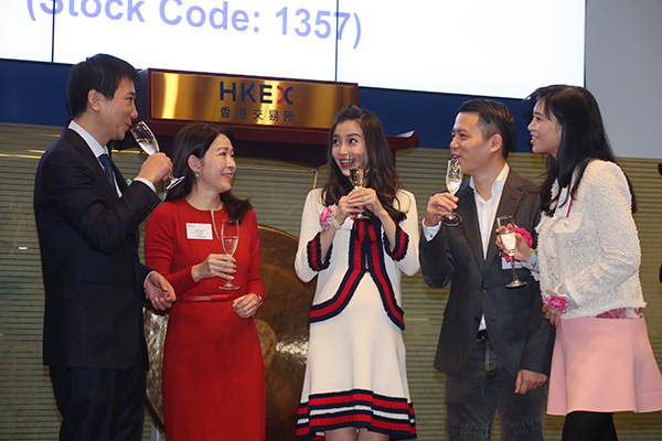 Cai Wensheng (left), founder and president of Meitu Inc, and actress Angelababy (center) celebrate with company top executives at the trading debut on the Hong Kong Stock Exchange on Thursday. (Photo/China Daily) Cai Wensheng (left), founder and president of Meitu Inc, and actress Angelababy (center) celebrate with company top executives at the trading debut on the Hong Kong Stock Exchange on Thursday. (Photo/China Daily)