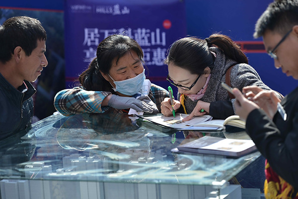 Visitors seek information at a China Vanke booth at a property fair in Shenyang, Liaoning province. (Photo/China Daily) Visitors seek information at a China Vanke booth at a property fair in Shenyang, Liaoning province. (Photo/China Daily)
