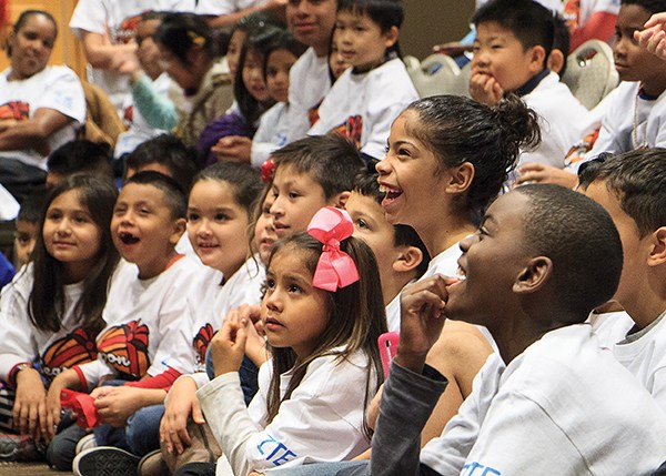 Children watch a performance of The Adventures of Sana Claus at ZTE and Houston Rockets’ Season of Giving event on Monday night.(Photo/China Daily) Children watch a performance of The Adventures of Sana Claus at ZTE and Houston Rockets’ Season of Giving event on Monday night.(Photo/China Daily)
