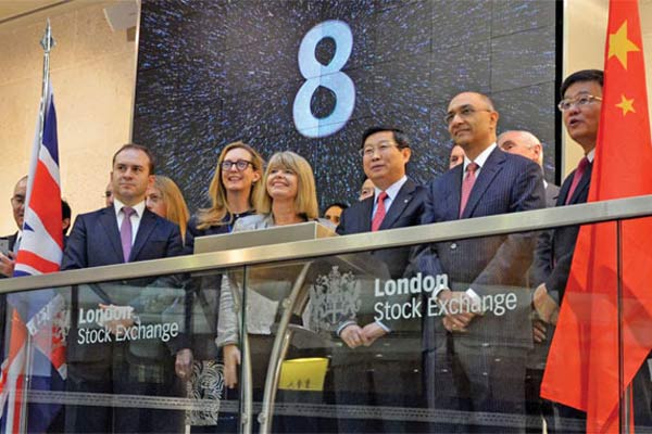 Representatives at a ceremony when 1 billion offshore bonds denominated in yuan, or dim sum bonds, issued by the China Construction Bank, were listed on London Stock Exchange's markets in October 2015. (Photo/China News Service) Representatives at a ceremony when 1 billion offshore bonds denominated in yuan, or dim sum bonds, issued by the China Construction Bank, were listed on London Stock Exchange's markets in October 2015. (Photo/China News Service)