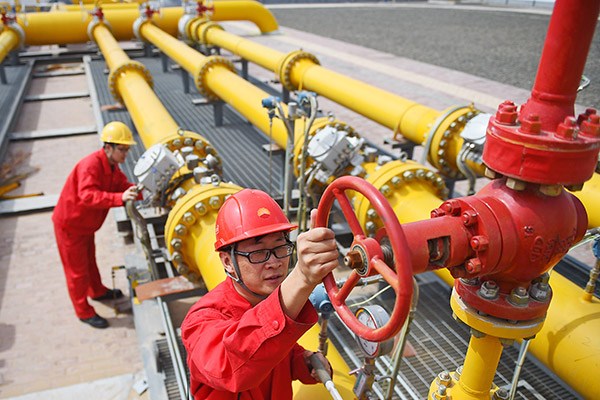 Employees of China National Petroleum Corp check pipelines of a section of West-to-East natural gas pipelines in Yinchuan, the Ningxia Hui autonomous region. (Photo/Xinhua) Employees of China National Petroleum Corp check pipelines of a section of West-to-East natural gas pipelines in Yinchuan, the Ningxia Hui autonomous region. (Photo/Xinhua)