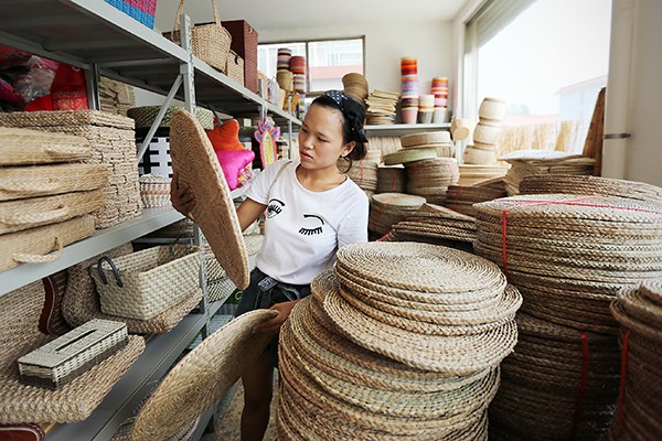 A woman in Binzhou, Shandong province, sorts straw and willow products, which are made in a company she owns and sold online. (Photo provided to China Daily) A woman in Binzhou, Shandong province, sorts straw and willow products, which are made in a company she owns and sold online. (Photo provided to China Daily)