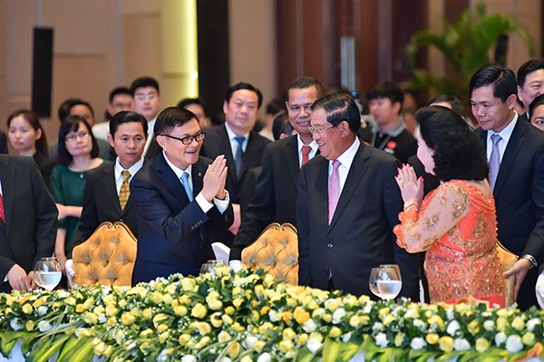 Dong Wenbiao (left), chairman of China Minsheng Investment Group, meets Cambodian Premier Hun Sen (middle) and his wife during the first-ever Cambodia-China Business and Financial Development Forum held in Phnom Penh on Dec 1, 2016.(Photo/China Daily) Dong Wenbiao (left), chairman of China Minsheng Investment Group, meets Cambodian Premier Hun Sen (middle) and his wife during the first-ever Cambodia-China Business and Financial Development Forum held in Phnom Penh on Dec 1, 2016.(Photo/China Daily)