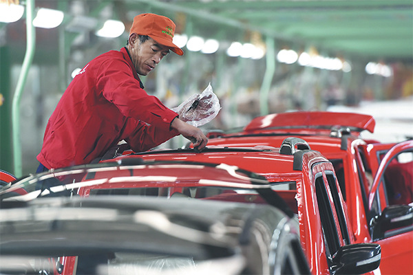 A worker works on electric cars at a plant in Zouping county, Shandong province. The fast-growing new energy vehicle sector now faces the risk of overcapacity. (Photo/Xinhua) A worker works on electric cars at a plant in Zouping county, Shandong province. The fast-growing new energy vehicle sector now faces the risk of overcapacity. (Photo/Xinhua)