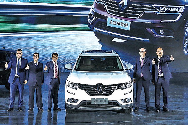 Senior executives of Dongfeng Renault Automotive Co and guests attend the launch ceremony of the all-new Koleos. (Photo/China Daily) Senior executives of Dongfeng Renault Automotive Co and guests attend the launch ceremony of the all-new Koleos. (Photo/China Daily)