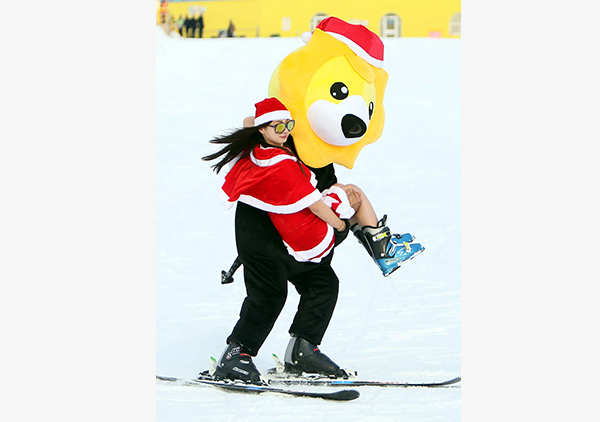 Skiers perform at a ski resort in Taiyuan, Shanxi province, Dec 23, 2016. (Photo/China News Service) Skiers perform at a ski resort in Taiyuan, Shanxi province, Dec 23, 2016. (Photo/China News Service)