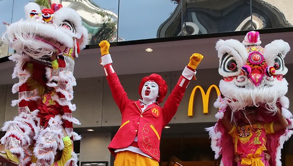 A man in Ronald McDonald costume performs at an McDonald's outlet in Shenzhen, Guangdong province. (Photo/China Daily) A man in Ronald McDonald costume performs at an McDonald's outlet in Shenzhen, Guangdong province. (Photo/China Daily)