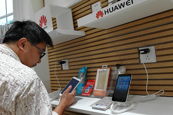 A consumer chooses from Huawei smartphones in Yichang, Hubei province. The Shenzhen-based Huawei Technologies Co Ltd is the world's third biggest handset maker. (Photo/China Daily) A consumer chooses from Huawei smartphones in Yichang, Hubei province. The Shenzhen-based Huawei Technologies Co Ltd is the world's third biggest handset maker. (Photo/China Daily)