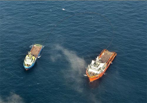 Workers in operation to contain the oil spill in the Bohai Bay after two spills over a period of weeks in June 2011 polluted more than 6,200 square kilometers of seawater.(File photo) Workers in operation to contain the oil spill in the Bohai Bay after two spills over a period of weeks in June 2011 polluted more than 6,200 square kilometers of seawater.(File photo)