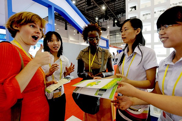 A businesswoman from the United States (left) attends an investment and trade fair in Xiamen, Fujian province. (Photo/Xinhua) A businesswoman from the United States (left) attends an investment and trade fair in Xiamen, Fujian province. (Photo/Xinhua)