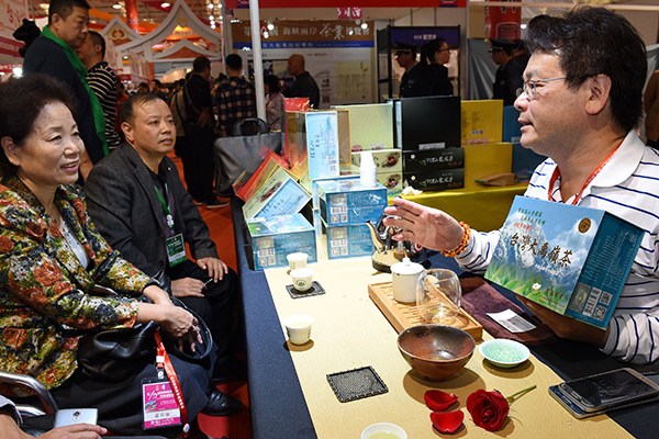 A tea merchant from Taiwan (right) showcases his tea sets at a tea expo held in Fujian province that attracted businessmen and tea lovers from across the Taiwan Straits. (Photo/Xinhua) A tea merchant from Taiwan (right) showcases his tea sets at a tea expo held in Fujian province that attracted businessmen and tea lovers from across the Taiwan Straits. (Photo/Xinhua)