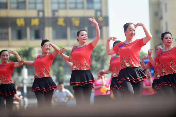 A group of square dancers compete in a local sports dancing contest in Hefei, Anhui province.(Photo by Xie Chen/For China Daily) A group of square dancers compete in a local sports dancing contest in Hefei, Anhui province.(Photo by Xie Chen/For China Daily)