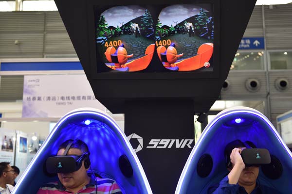 Visitors try VR games at an industry expo in Shenzhen, Guangdong province. (Photo/Xinhua) Visitors try VR games at an industry expo in Shenzhen, Guangdong province. (Photo/Xinhua)