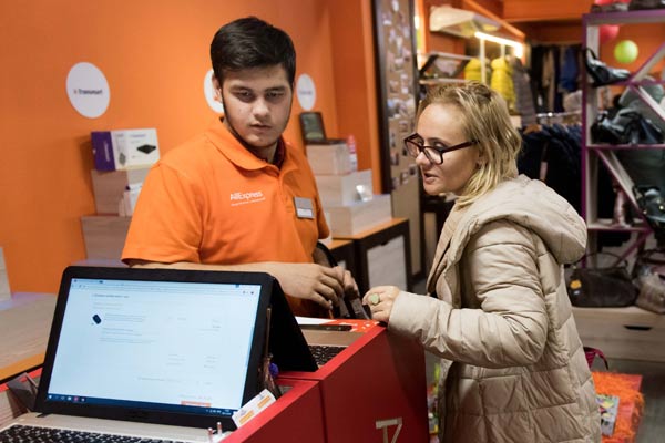 A shop assistant (left) helps a buyer place an online order for Chinese goods in Moscow, Russia. (Photo/Xinhua) A shop assistant (left) helps a buyer place an online order for Chinese goods in Moscow, Russia. (Photo/Xinhua)